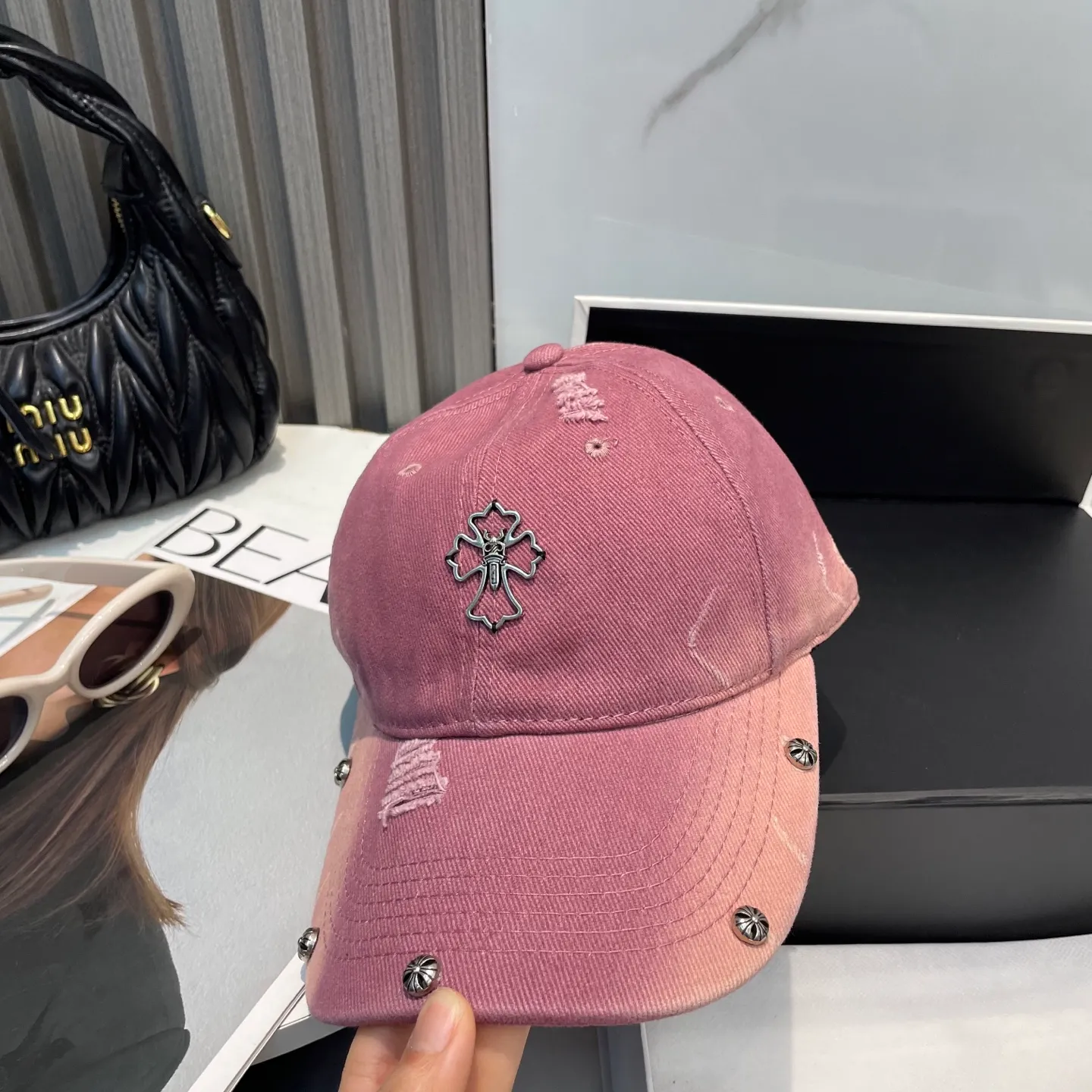 P70 Crow Heart 🆕🆕25 new baseball cap, stylish and classic cross logo, casual with a cool feeling, unisex style, same style for men and women! Very easy to match! Head circumference: 56-58cm is available